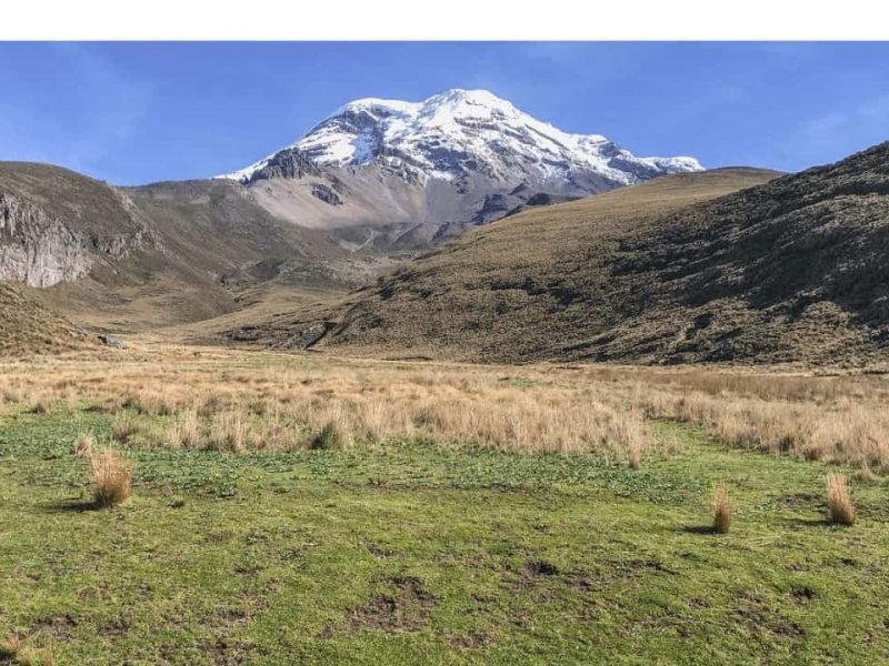 Meseta en ecuador de fondo en gran volcan en Chimborazo