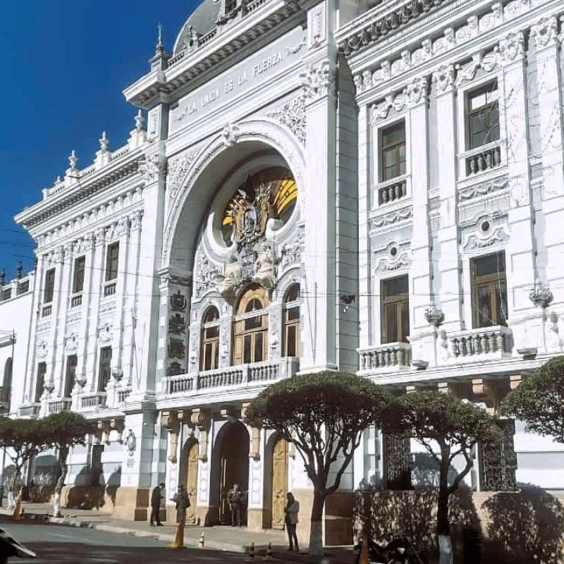 imagen de la fachada del palacio de gobierno en la ciudad de sucre