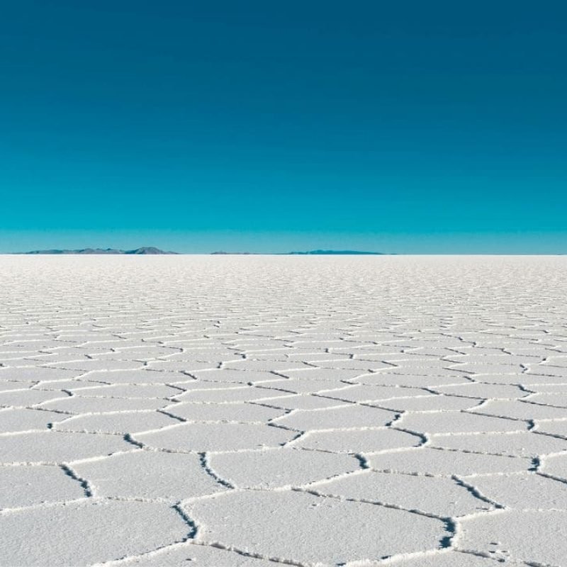 Imagen de el Salar de Uyuni, con su caracteristico paisaje de simbolos romboidales de sal.